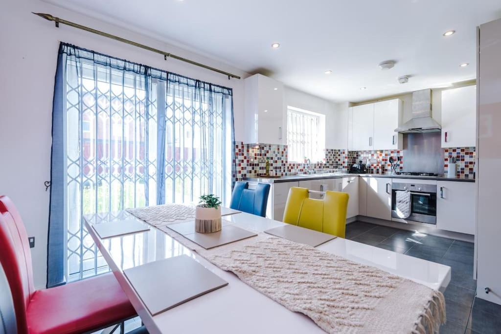 Modern Townhouse Near Coop Live Etihad Сasa de vacaciones