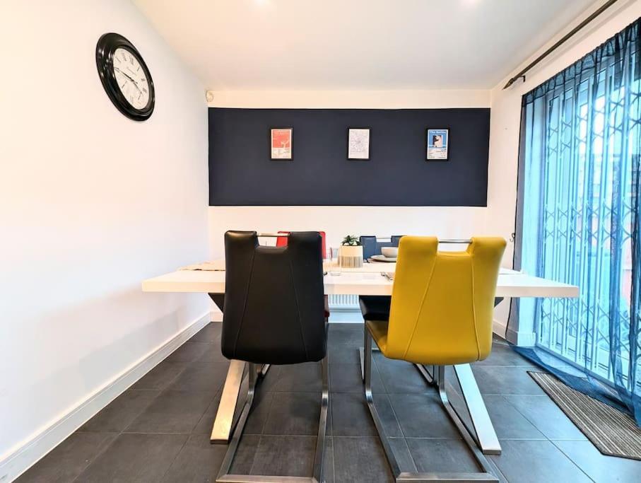 Сasa de vacaciones Modern Townhouse Near Coop Live Etihad