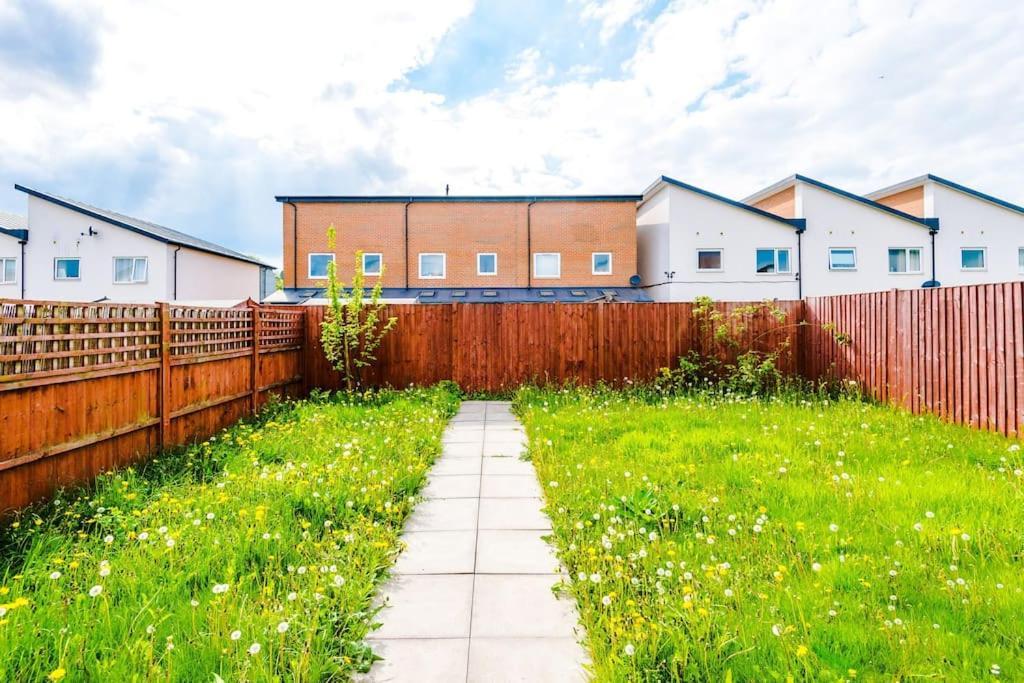Сasa de vacaciones Modern Townhouse Near Coop Live Etihad Mánchester